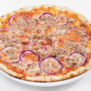 Пицца с тунцом и красным луком