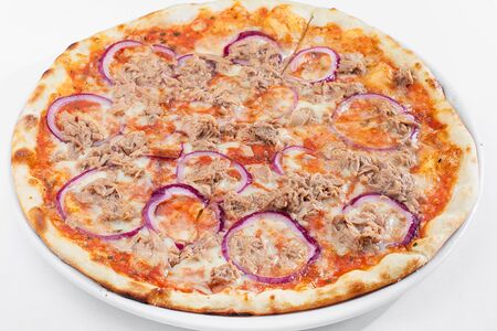 Пицца с тунцом и красным луком