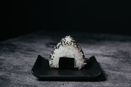 Онигири с лососем и творожным сыром