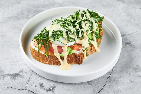 Брускетта с лососем, пашот и соусом голландез