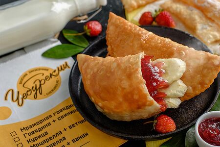 Чебурек с клубникой и бананом