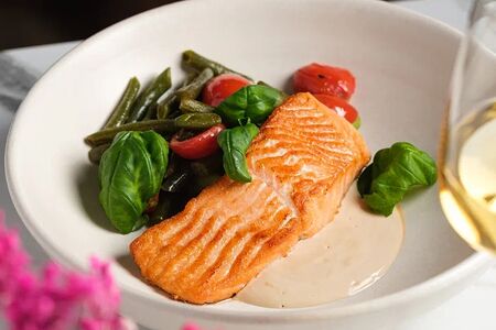 Жареный лосось с брокколи и стручковой фасолью