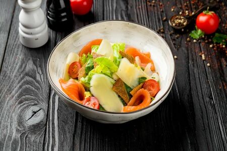 Салат Цезарь с семгой