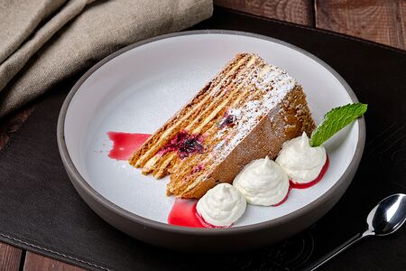 Медовик карамельно-ореховый