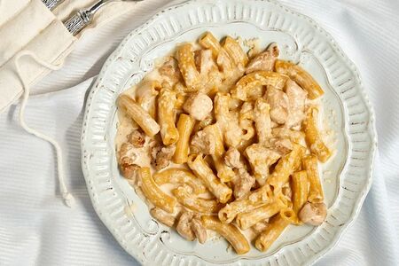 Пенне с курицей в сливочном соусе