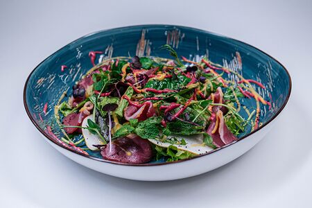 Салат с вяленой уткой и грушей