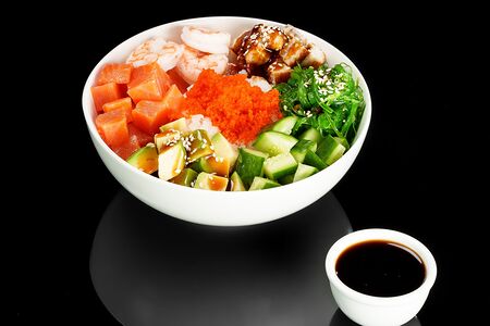 Поке с угрем, лососем и тигровой креветкой и крой Масаго