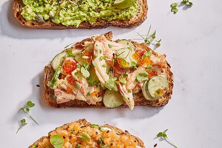 Брускетта с камчатским крабом