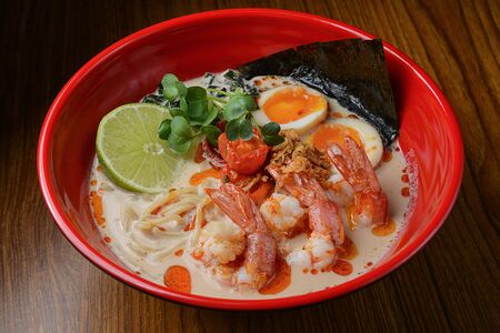 Рамен сливочный с лангустинами и томатами кимчи