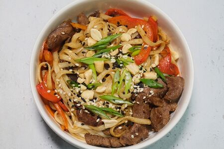 Лапша вок с овощами и говядиной