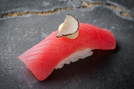 Суши Тунец, трюфель (Еллоуфин)