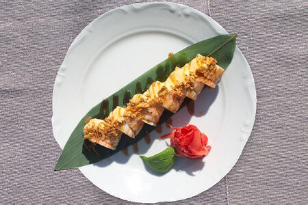 Ролл с тигровой креветкой и угрем под соусом Унаги