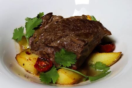 Томленая говяжья голень с печеным картофелем