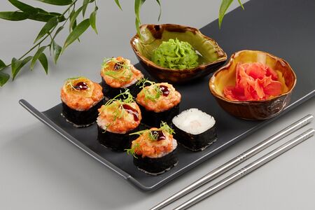 Запеченный ролл Том Ям под шапкой из гребешка с соусом унаги и сыром пармезан