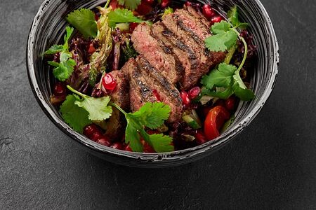 Салат с мраморным мясом и соусом Чимичурри