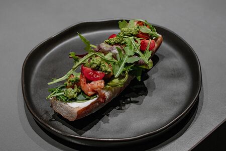 Брускетта с креветками и соусом авокадо