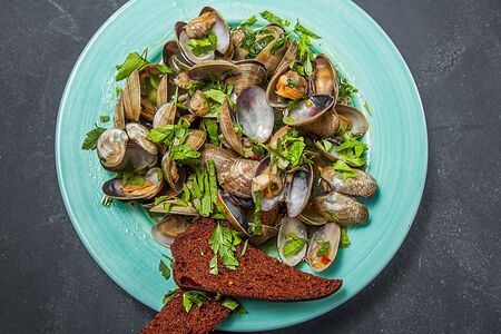 Мидии вонголе с чесноком и петрушкой