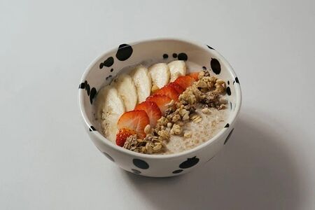 Овсяная каша с сезонными ягодами и гранолой