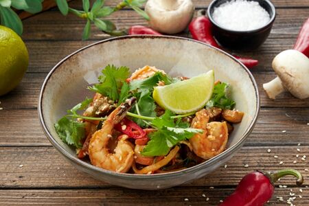 Лапша Пад-тай с тигровыми креветкам