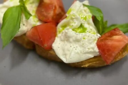 Брускетта с томатами и бураттой