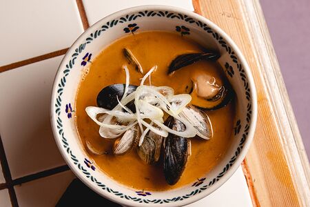 Биск с тремя видами моллюсков