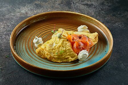 Омлет с лососем и соусом крем-чиз