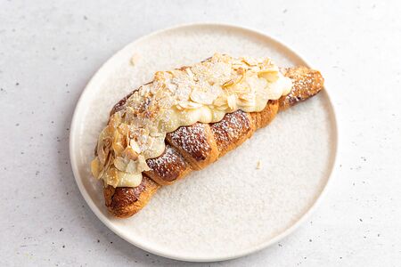 Круассан с миндальным кремом