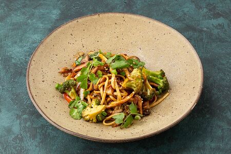 Вок с мятной лапшой и овощами