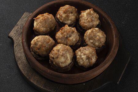 Шапки шампиньонов, запеченные с курицей и сыром сулугуни