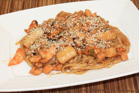 Лапша Wok с морепродуктами в соусе терияки