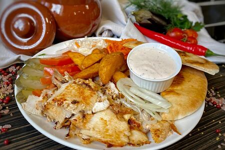 Шаверма с соленьями на тарелке