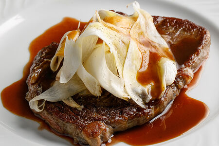 Стейк Рибай с грибами трубач