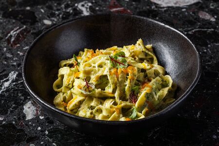 Спагетти с куриным филе и грибами