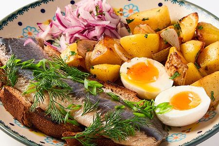 Бочковая сельдь с картофелем и луком