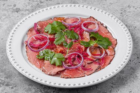 Ростбиф с чили и маринованным луком