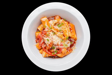 Токпокки с кальмаром и овощами в остром соусе