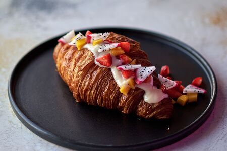 Круассан с манго, питахайей и ванильным кремом