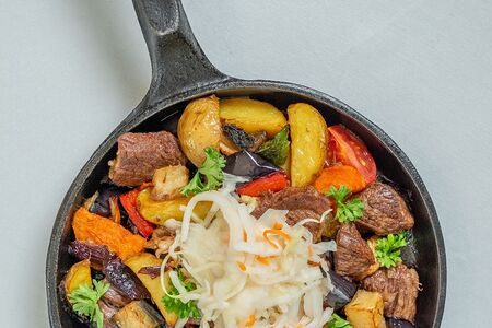 Баранина с овощами на сковороде