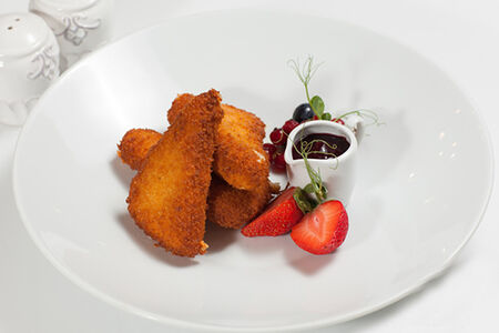 Сулугуни, жаренный в панировке