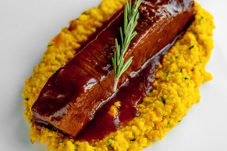 Томлёный стейк из грудинки