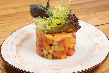 Салат с лососем и манго