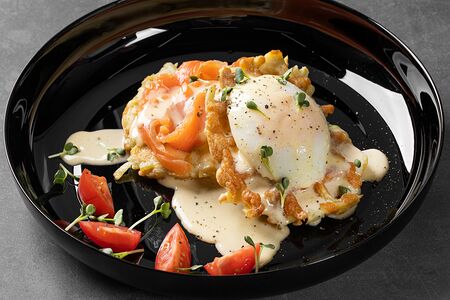 Картофельная вафля с лососем