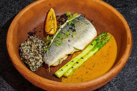 Запечённый с тархуном сибас со спаржей и соусом креветочный биск