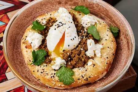 Хачука с тантуни, сыром халлуми и яйцом пашот