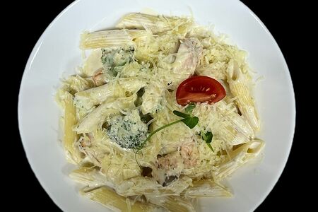 Пенне с лососем и брокколи