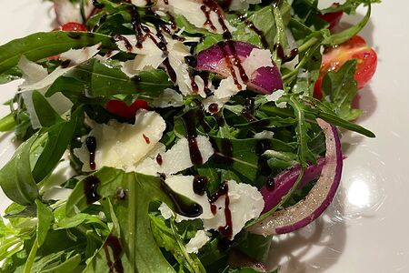 Рукола, черри с красным луком