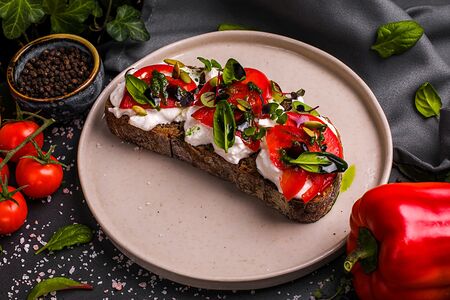 Брускетта со страчателлой, томатами и пряным песто