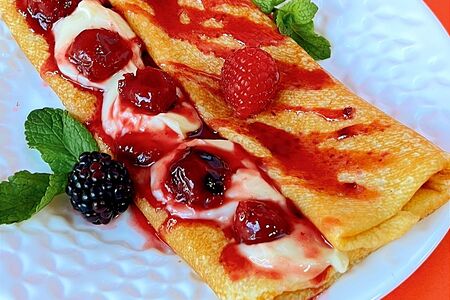 Блин с вишней и заварным кремом