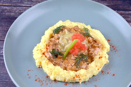 Бефстроганов из говяжьей вырезки с грибами и картофельным пюре