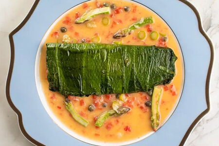 Филе сибаса с листьями шпината